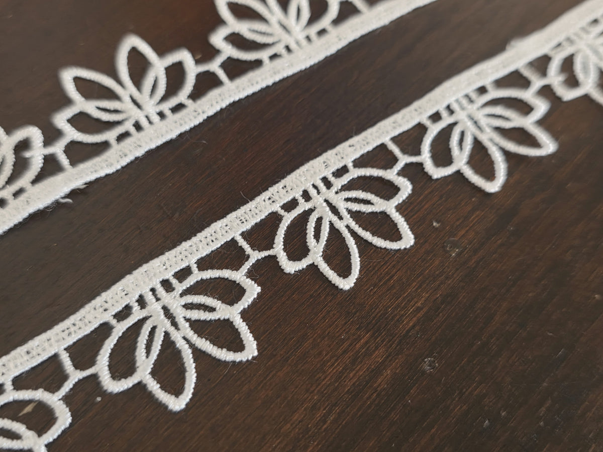 Galon Dentelle Guipure Ivoire Clair Motif Pétales de Lotus — Largeur 2,5 cm | Vendu par 10 cm