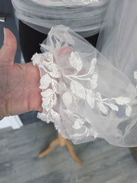 Top mariée tulle drapé brodé ivoire – Manches longues fluides – Dos V boutonné – Taille 44 · vue 3