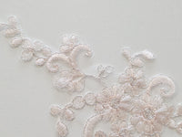 Motif rose clair en dentelle contour fil brillant argenté · vue 2