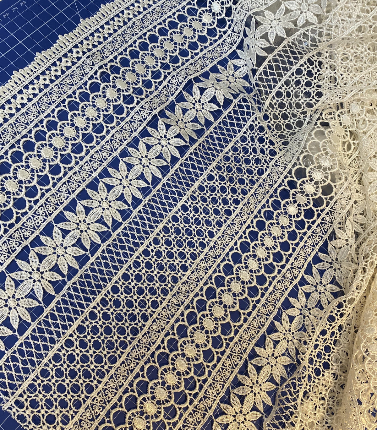 Dentelle guipure pour robe de mariée motif champêtre ivoire crème écru
