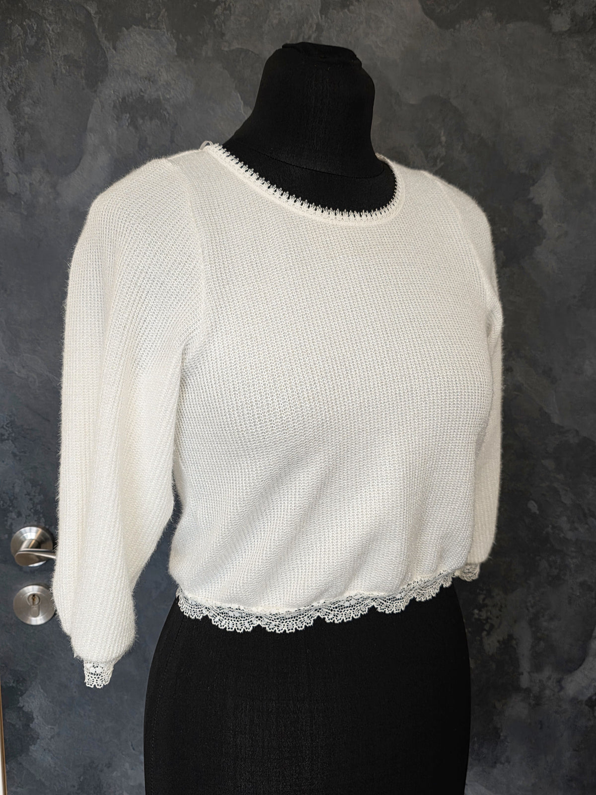 Pull mariée ivoire en maille douce – Dos ouvert élégant – Finitions dentelle – Mariage hiver