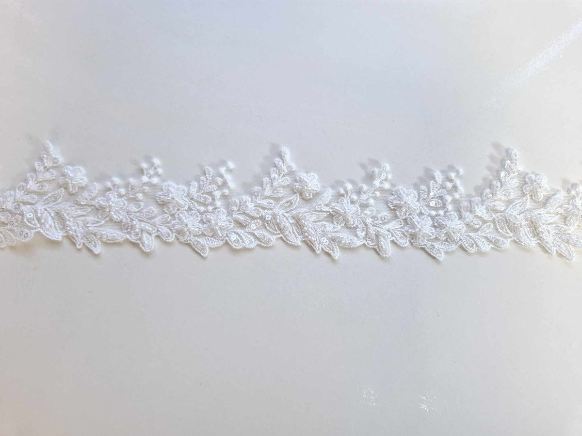 Galon de dentelle ivoire clair perles et sequins