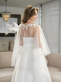 Poncho en tulle souple encolure dentelle ivoire pour mariée · vue 2