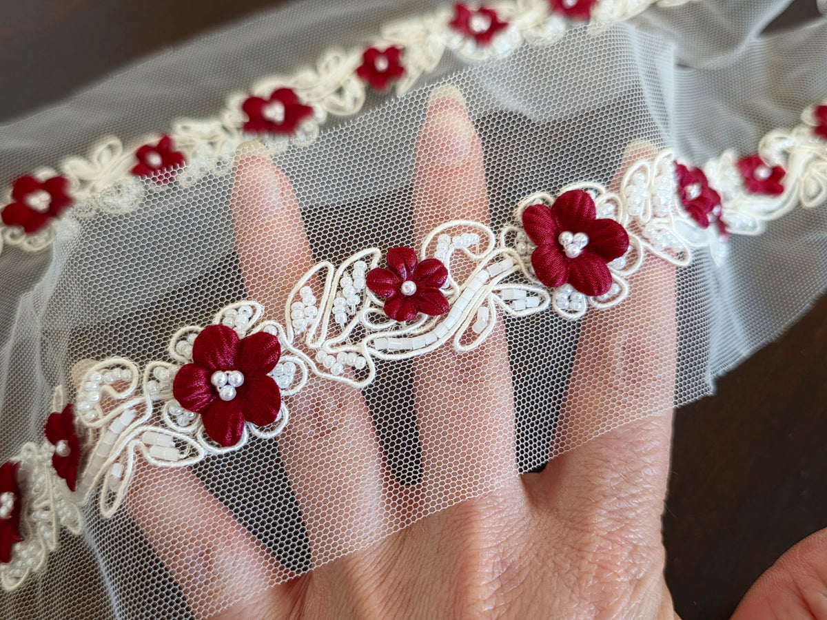 Galon dentelle fleurs bordeaux et perles sur tulle ivoire – 7,5 cm – dentelle florale relief mariage – vendu par 10 cm