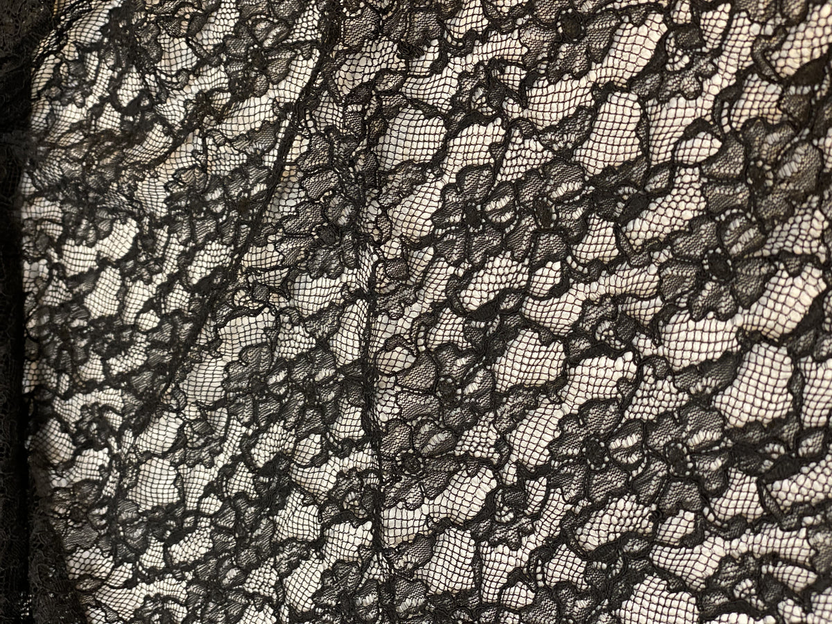 Dentelle noire fine et rebrodée