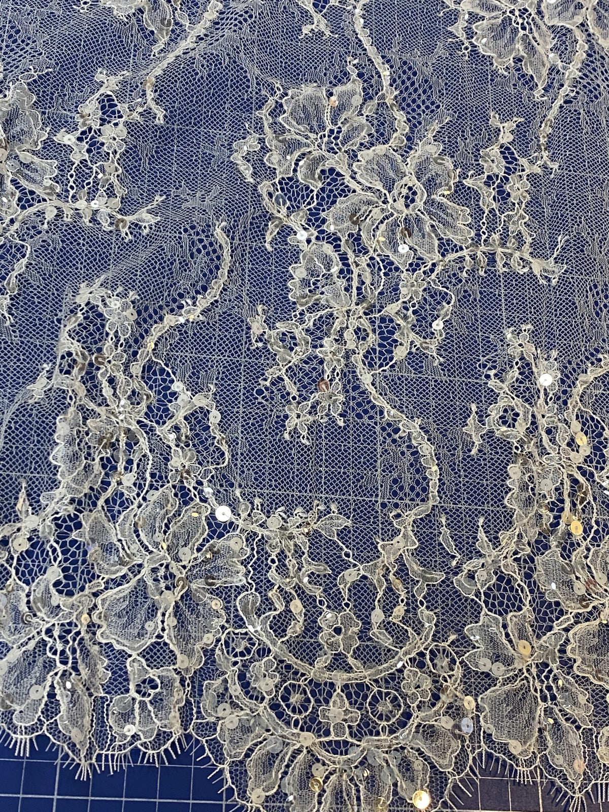 Dentelle fine brodée de sequins