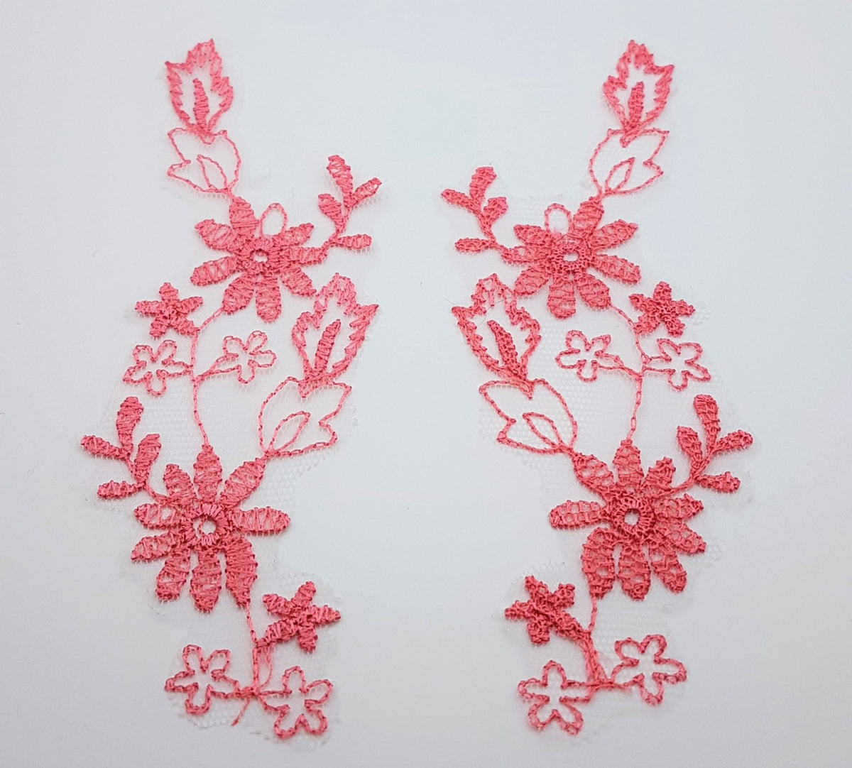 Motif brodé dentelle rose corail