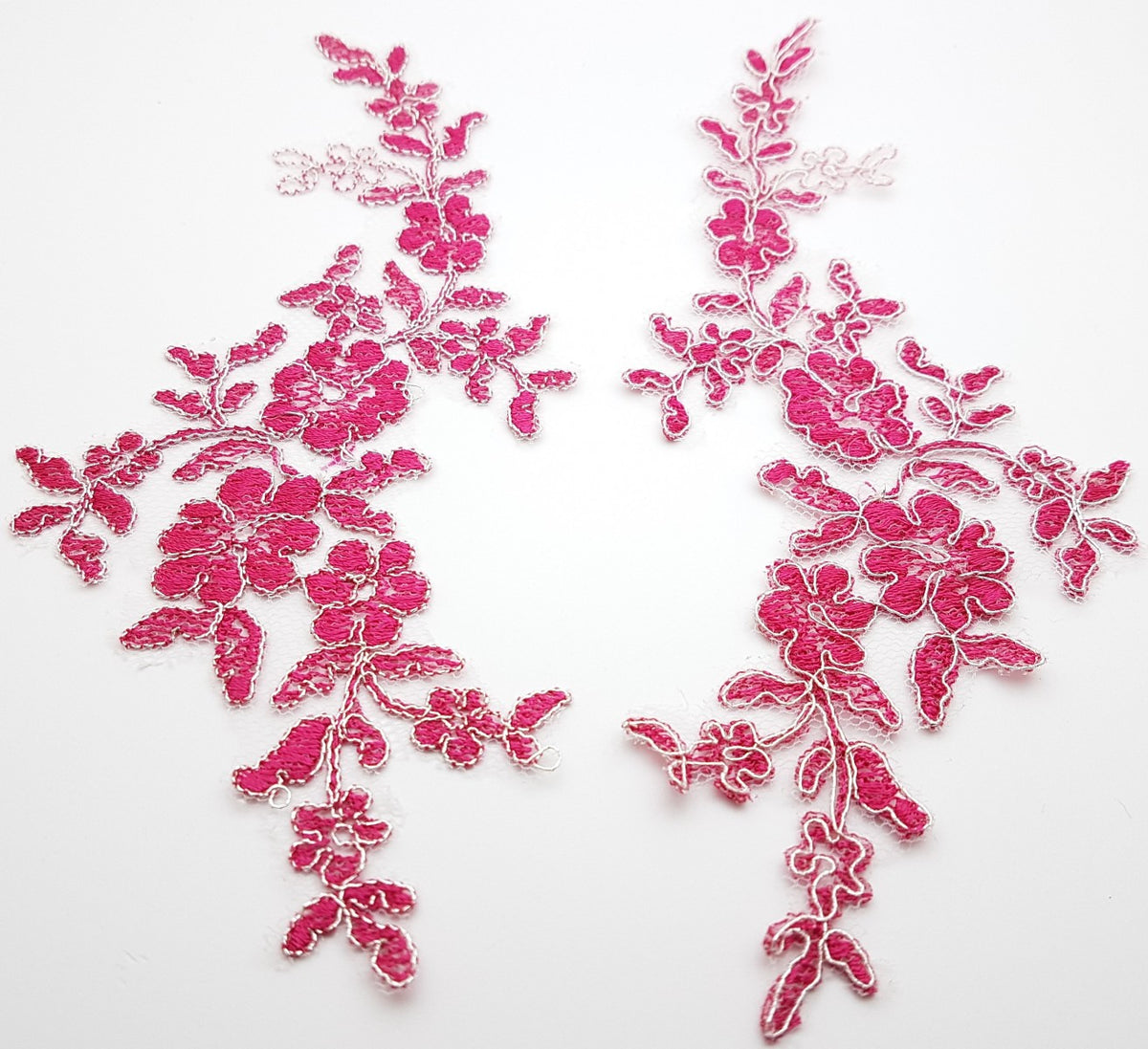 Motif en dentelle cerise fil argenté à coudre