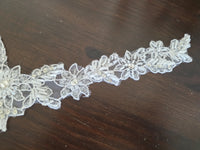 Motif encolure V blanc perles et strass pour robe de mariée · vue 3