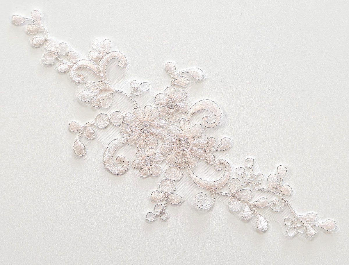 Motif rose clair en dentelle contour fil brillant argenté