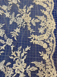 Dentelle rebrodée ivoire nacrée laize 140