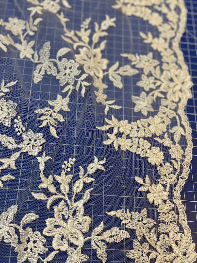 Dentelle rebrodée ivoire nacrée laize 140
