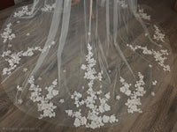 Cape de Mariée en Tulle Ivoire Clair – Dentelle Florale Brillante – Effet Traîne Élégant – Cape pour Robe de Mariée · vue 7