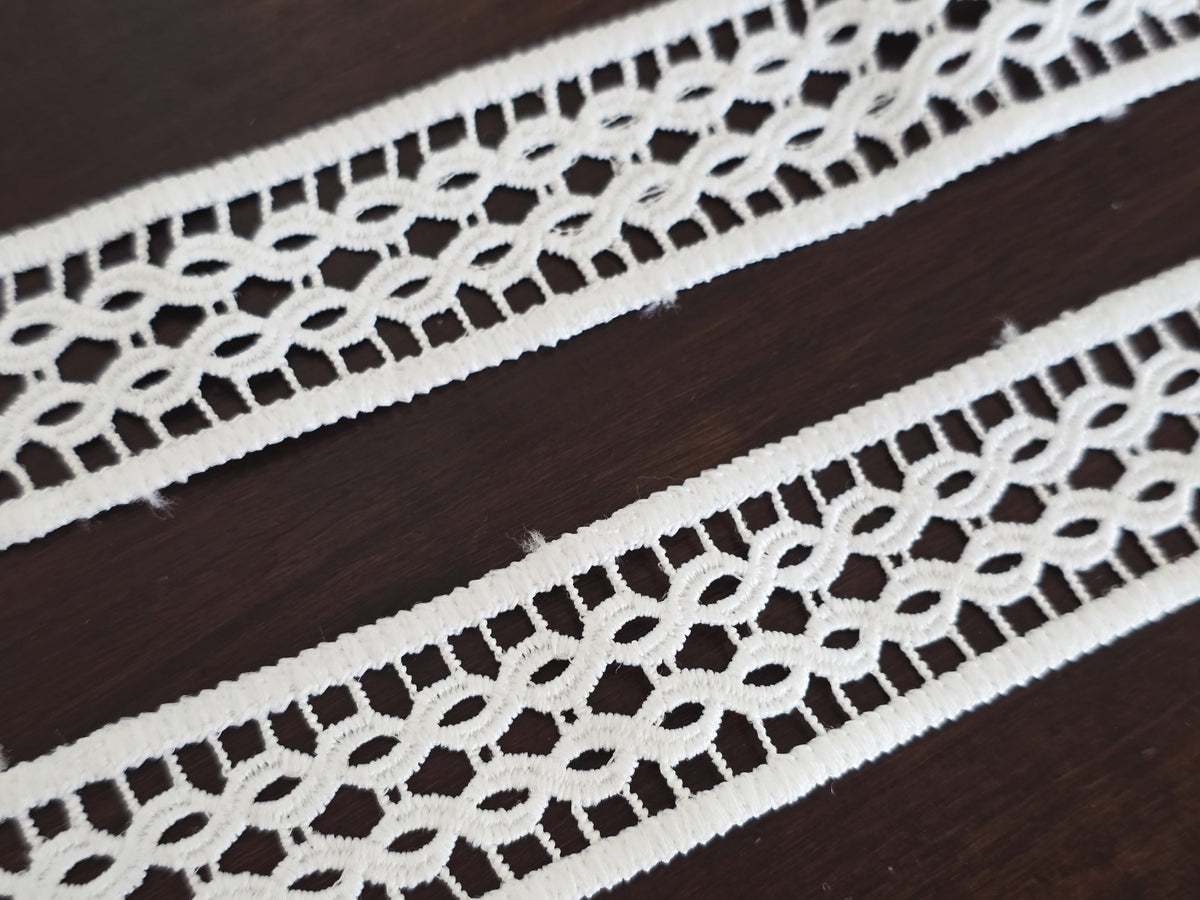 Galon de Dentelle Guipure Ivoire Clair – Motif Entrelacé Géométrique, Vendu au Mètre