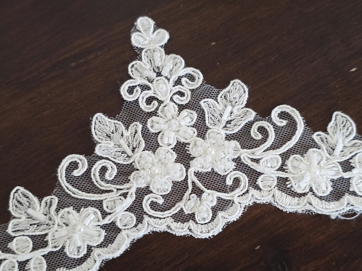 Galon de dentelle perlé ivoire bord festonné