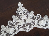 Galon de dentelle perlé ivoire bord festonné