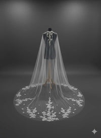 Cape de Mariée en Tulle Ivoire Clair – Dentelle Florale Brillante – Effet Traîne Élégant – Cape pour Robe de Mariée