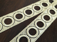 Galon dentelle doré ajouré – 3 cm – Motif cercles – couture & décoration – vendu au mètre · vue 5
