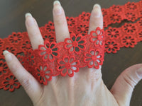 Galon dentelle fleurs rouge 3,5 cm – Motif marguerite – Galon couture bohème – Vendu au mètre · vue 3