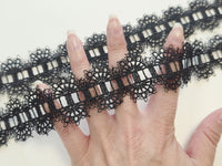 Galon dentelle rosaces ajourées – Noir – 3 cm env. – Vendu par 10 cm · vue 2