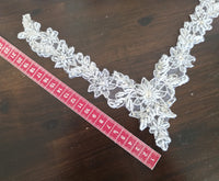 Motif encolure V blanc perles et strass pour robe de mariée · vue 4