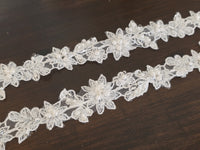 Galon de dentelle fleurs avec perles brillance , ivoire · vue 2