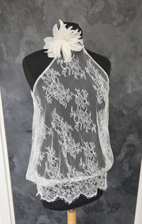 Top mariée blousant en dentelle française de Calais – Col montant – Dos ouvert boutonné