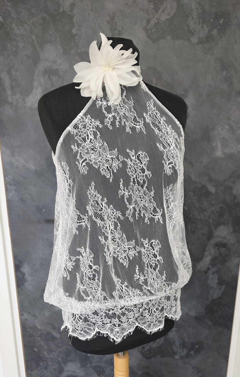 Top mariée blousant en dentelle française de Calais – Col montant – Dos ouvert boutonné