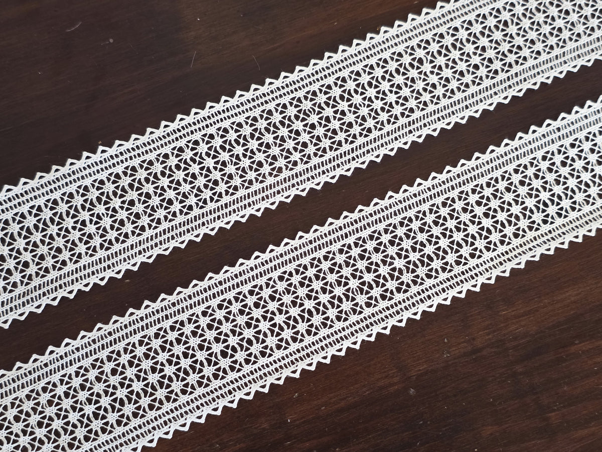 Galon de dentelle fine ivoire clair – Largeur 5 cm – Motif géométrique ajouré (vendu au mètre)