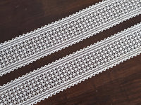 Galon de dentelle fine ivoire clair – Largeur 5 cm – Motif géométrique ajouré (vendu au mètre)
