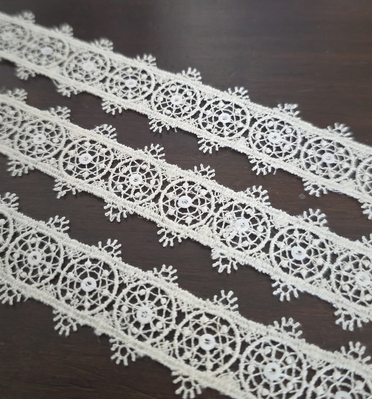 Galon dentelle ivoire bohème à sequins – 1,5 cm – Motif rosaces – robe mariée champêtre – vendu au mètre
