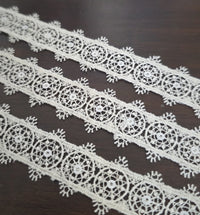 Galon dentelle ivoire bohème à sequins – 1,5 cm – Motif rosaces – robe mariée champêtre – vendu au mètre