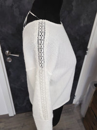 Pull pour mariée ivoire , dos décolleté , détail dentelle bras · vue 2