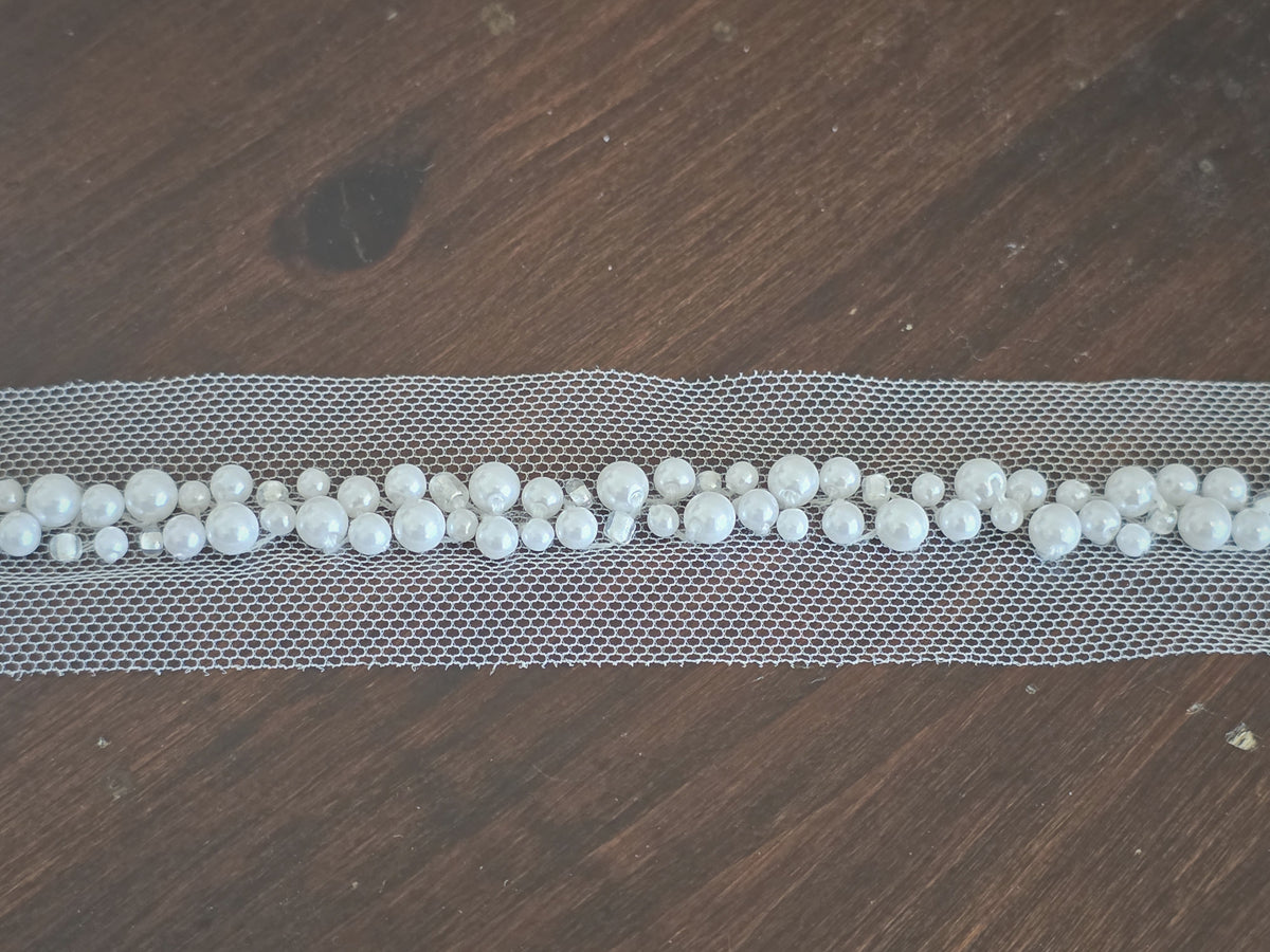 Galon perles ivoire clair sur tulle – 4 cm – perlée mariage couture – vendu par 10 cm