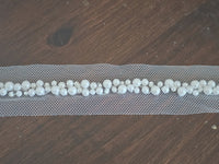 Galon perles ivoire clair sur tulle – 4 cm – perlée mariage couture – vendu par 10 cm