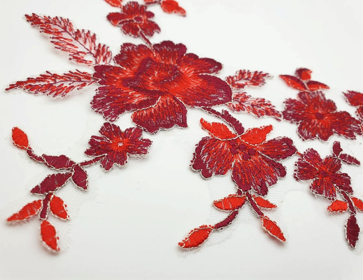 Motif de dentelle fine rouge fleurs et feuilles pour cocktail / mariée