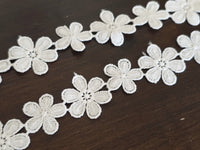 Galon guipure fleurs ivoire clair