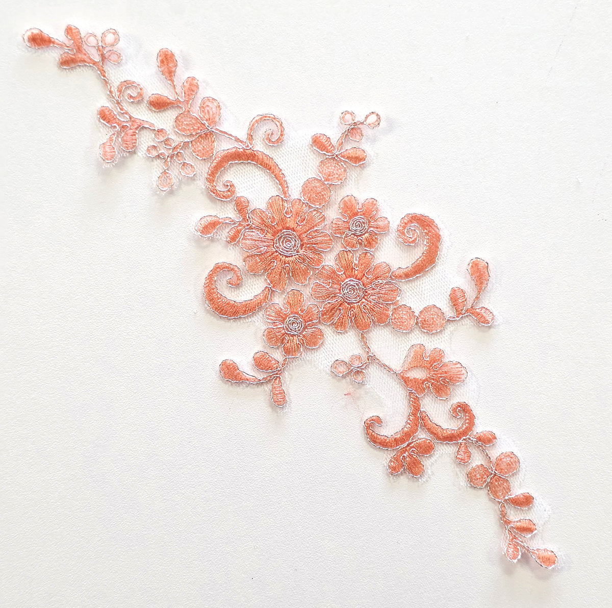Motif en dentelle orange fil argenté à coudre pour création
