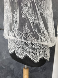 Top mariée blousant en dentelle française de Calais – Col montant – Dos ouvert boutonné · vue 6