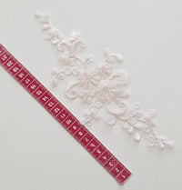 Motif rose clair en dentelle contour fil brillant argenté · vue 3