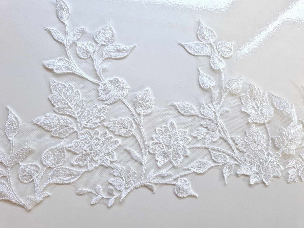 Galon de dentelle fleurs et feuilles brillant sequins ivoire clair