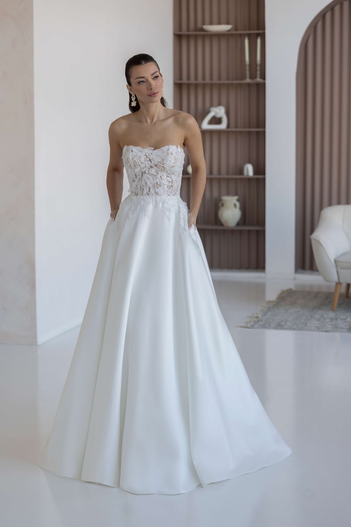 Robe de mariée bustier en dentelle, jupe satin avec traîne Lizianne