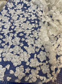 Dentelle ivoire, tulle brodé motif 3D · vue 2