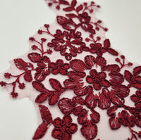 Motif dentelle rouge bordeaux fleurs et feuilles pour robe de mariée / soirée · vue 3