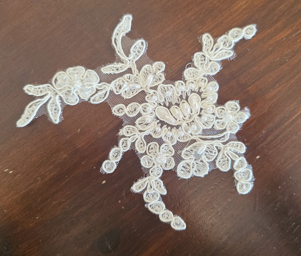 Motif ivoire clair T21 rebrodé avec perles pour robe de mariée