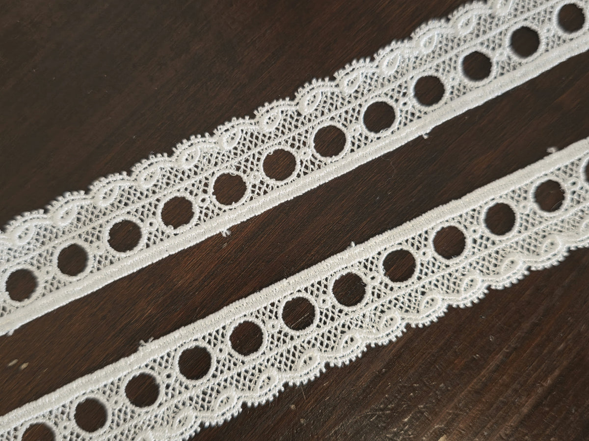 Galon dentelle ajourée – Ivoire clair – 2 cm – Vendu par 10 cm