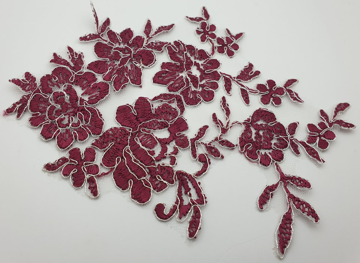 Motif fleuris brodé rouge bordeaux