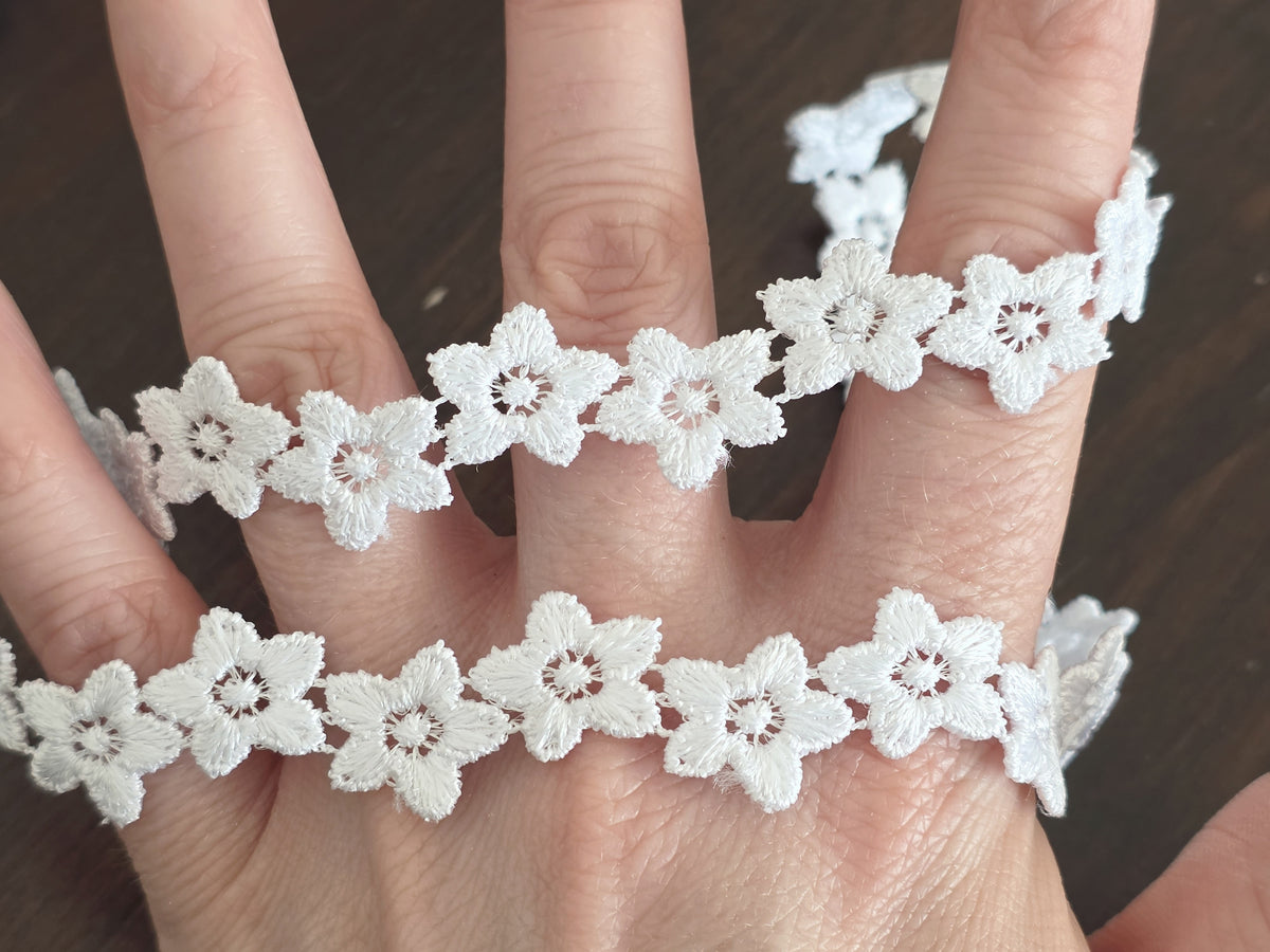 Galon blanc petites fleurs coupon unique de 3 mètres