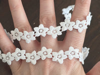 Galon blanc petites fleurs coupon unique de 3 mètres
