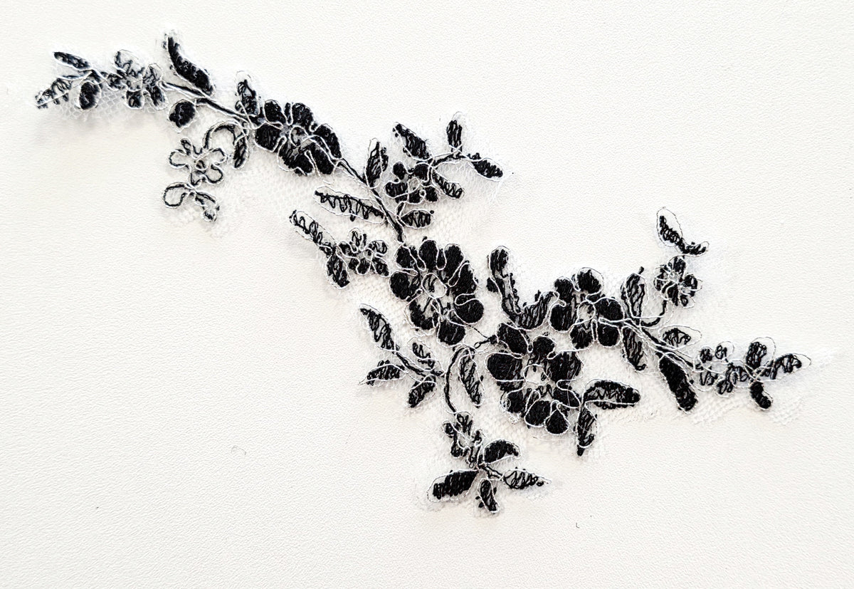 Motif noir en dentelle fil argenté